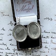 画像をギャラリービューアに読み込む, Vintage English Silver Engraved Calla Lily Locket Pendant Necklace. Art Nouveau Style Sterling Silver Oval Photo Locket & Adjustable Chain