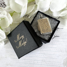 Lade das Bild in den Galerie-Viewer, Antique William IV Silver Vinaigrette, John Bettridge Birmingham 1830. Georgian/Victorian Engraved Vinaigrette Locket Pendant With Sponge