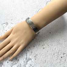 画像をギャラリービューアに読み込む, Antique Victorian Silver Cuff Bracelet c1886. Aesthetic Engraved Forget-me-Not Sweetheart Bracelet. Victorian Sterling Silver Narrow Bangle