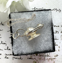 Charger l'image dans la galerie, Vintage Sterling Silver Aladdin's Lamp English Charm Pendant - Opens to Reveal Genie. Small Sterling Silver Pendant With Optional Chain.