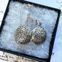 画像をギャラリービューアに読み込む, Vintage Sterling Silver Round Vinaigrette Locket Pendant Necklace. Sterling Silver Open Work Puffy Keepsake/Memory Locket & Curb Chain