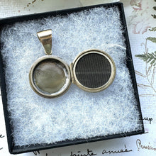 Charger l'image dans la galerie, Antique Victorian 9ct Gold Locked Heart Locket Pendant