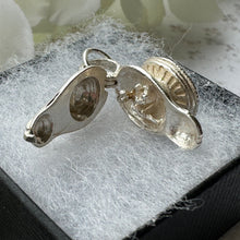 Charger l'image dans la galerie, Vintage Sterling Silver Aladdin's Lamp English Charm Pendant - Opens to Reveal Genie. Small Sterling Silver Pendant With Optional Chain.