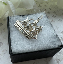 画像をギャラリービューアに読み込む, Vintage Sterling Silver Pirate Ship English Charm - Opens to Reveal Gemstone Treasure. Small Silver Galleon Pendant With Optional Chain.