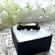 画像をギャラリービューアに読み込む, Antique Victorian Carved Whitby Jet Cravat Pin. Black English Jet Gemstone Stock/Lapel Pin. Tiny Antique Bow Brooch