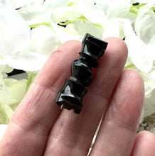 画像をギャラリービューアに読み込む, Antique Victorian Carved Whitby Jet Cravat Pin. Black English Jet Gemstone Stock/Lapel Pin. Tiny Antique Bow Brooch