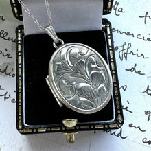 画像をギャラリービューアに読み込む, Vintage English Silver Engraved Calla Lily Locket Pendant Necklace. Art Nouveau Style Sterling Silver Oval Photo Locket & Adjustable Chain