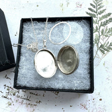 画像をギャラリービューアに読み込む, Vintage English Silver Engraved Calla Lily Locket Pendant Necklace. Art Nouveau Style Sterling Silver Oval Photo Locket & Adjustable Chain