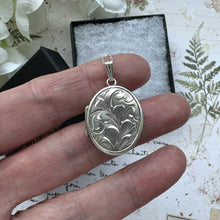 画像をギャラリービューアに読み込む, Vintage English Silver Engraved Calla Lily Locket Pendant Necklace. Art Nouveau Style Sterling Silver Oval Photo Locket & Adjustable Chain