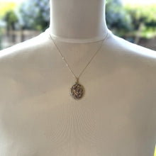 画像をギャラリービューアに読み込む, Vintage English Silver Engraved Calla Lily Locket Pendant Necklace. Art Nouveau Style Sterling Silver Oval Photo Locket & Adjustable Chain