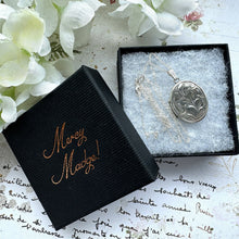 画像をギャラリービューアに読み込む, Vintage English Silver Engraved Calla Lily Locket Pendant Necklace. Art Nouveau Style Sterling Silver Oval Photo Locket & Adjustable Chain