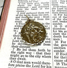 画像をギャラリービューアに読み込む, Vintage 1966 9ct Yellow Gold St. Christopher Necklace Pendant. English Hallmarked Solid Gold Religious Medallion Pendant.