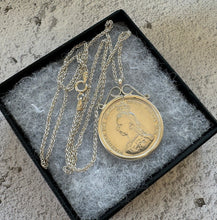 Carica l'immagine nel visualizzatore di Gallery, Antique Victorian 1887 Sterling Silver Shilling Pendant Necklace. Queen Victoria Diamond Jubilee Collectable Coin Pendant & Spiga Chain.