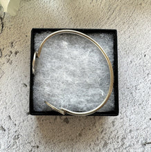 Carica l'immagine nel visualizzatore di Gallery, Vintage Sterling Silver Scottish Thistle Torque Bangle. Scottish Silver Torc Bangle Bracelet