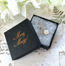 画像をギャラリービューアに読み込む, Vintage Sterling Silver & Enamel English Tudor Rose Pendant Necklace. White Rose of York Charm Pendant On Original Chain. Minimalist Pendant