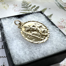 画像をギャラリービューアに読み込む, Vintage 1966 9ct Yellow Gold St. Christopher Necklace Pendant. English Hallmarked Solid Gold Religious Medallion Pendant.