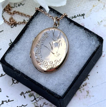 Lade das Bild in den Galerie-Viewer, Victorian Aesthetic Engraved 9ct Rose Gold Locket