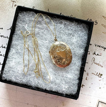 画像をギャラリービューアに読み込む, Antique Victorian 9ct Gold Aesthetic Engraved Ivy Locket. Small 2-Sided Oval Locket Pendant With Optional Chain. Love Token Locket Necklace