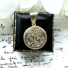 Carica l'immagine nel visualizzatore di Gallery, Antique Victorian 9ct Gold Locked Heart Locket Pendant