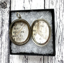 Lade das Bild in den Galerie-Viewer, Antique Victorian Engraved Fern Silver Locket Pendant Necklace. Medium/Large Aesthetic Engraved Sterling Silver Locket & Cable Chain