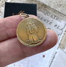 Charger l'image dans la galerie, Vintage 1970s 9ct Yellow Gold "St. Christopher" Modernist Pendant. Cubist Style Solid Gold Religious Medallion Pendant By Henry Griffith