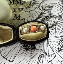 Charger l'image dans la galerie, Antique Victorian 9ct Yellow Gold Coral & Pearl Trilogy Band Ring, Size M-1/2 UK, 6-1/2 US