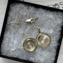 画像をギャラリービューアに読み込む, Vintage Sterling Silver Tiny Round Locket Pendant Necklace. Antique Style Fern Engraved Photo Locket Charm & Chain. Minimalist Necklace