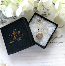 画像をギャラリービューアに読み込む, Vintage Sterling Silver Tiny Round Locket Pendant Necklace. Antique Style Fern Engraved Photo Locket Charm & Chain. Minimalist Necklace