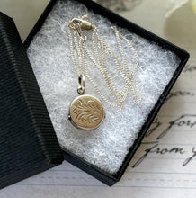 画像をギャラリービューアに読み込む, Vintage Sterling Silver Tiny Round Locket Pendant Necklace. Antique Style Fern Engraved Photo Locket Charm & Chain. Minimalist Necklace