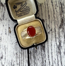 Cargar imagen en el visor de la galería, Gents Vintage 9ct Gold & Red Carnelian Belcher Ring