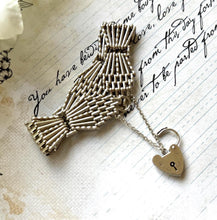 画像をギャラリービューアに読み込む, Vintage English Silver Wide 7-Bar Gate Bracelet With Heart Padlock Clasp, Hallmarked 1975. Fancy Fan Shaped Link Articulated Silver Bracelet