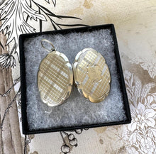 Lade das Bild in den Galerie-Viewer, Superb Victorian Silver Vinaigrette Pendant, William & Edward Turnpenny, Birmingham 1847