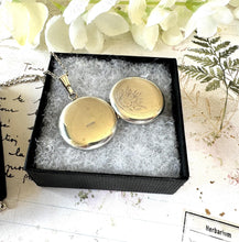 Carica l'immagine nel visualizzatore di Gallery, Vintage 1960s Engraved Daisy Sterling Silver Locket Pendant Necklace. Art Nouveau Style Large Round Floral Photo Locket & Belcher Chain