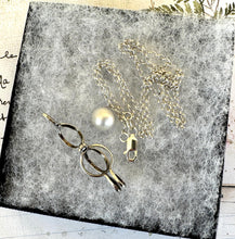 Charger l'image dans la galerie, Vintage Sterling Silver Caged Pearl Pendant Necklace. Cultured Saltwater Pearl Pendant On Silver Belcher Chain. Solitaire Pearl Necklace