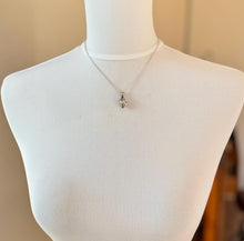 Charger l'image dans la galerie, Vintage Sterling Silver Caged Pearl Pendant Necklace. Cultured Saltwater Pearl Pendant On Silver Belcher Chain. Solitaire Pearl Necklace