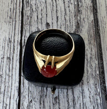 Cargar imagen en el visor de la galería, Gents Vintage 9ct Gold & Red Carnelian Belcher Ring
