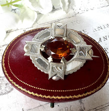 画像をギャラリービューアに読み込む, Antique Victorian Montrose Agate Scottish Cairngorm Brooch. Sterling Silver Scottish Banded Grey Lace Agate Brooch/Lapel Pin, Design Reg'd.