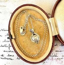 Charger l'image dans la galerie, Vintage Sterling Silver Caged Pearl Pendant Necklace. Cultured Saltwater Pearl Pendant On Silver Belcher Chain. Solitaire Pearl Necklace