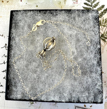 Charger l'image dans la galerie, Vintage Sterling Silver Caged Pearl Pendant Necklace. Cultured Saltwater Pearl Pendant On Silver Belcher Chain. Solitaire Pearl Necklace
