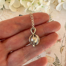 Charger l'image dans la galerie, Vintage Sterling Silver Caged Pearl Pendant Necklace. Cultured Saltwater Pearl Pendant On Silver Belcher Chain. Solitaire Pearl Necklace
