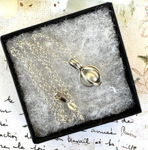Charger l'image dans la galerie, Vintage Sterling Silver Caged Pearl Pendant Necklace. Cultured Saltwater Pearl Pendant On Silver Belcher Chain. Solitaire Pearl Necklace