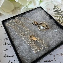 Charger l'image dans la galerie, Vintage Sterling Silver Caged Pearl Pendant Necklace. Cultured Saltwater Pearl Pendant On Silver Belcher Chain. Solitaire Pearl Necklace