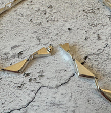 Cargar imagen en el visor de la galería, Vintage 1970s Sterling Silver Modernist Collar Necklace, Taxco Mexico. Solid Silver Pyramid Link Necklet. Statement Choker Necklace.