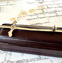 Carica l'immagine nel visualizzatore di Gallery, Vintage Scottish Silver 'Sword of State' Kilt Pin, Robert Allison Edinburgh 1968. Ornate Ceremonial Sterling Silver Sword Brooch/Lapel Pin