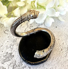 画像をギャラリービューアに読み込む, Antique Victorian Figural Lion Head Indian Silver Bangle Bracelet. Chunky Sterling Repousse & Fretwork Bypass/Wraparound Amulet Bangle