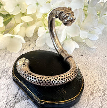画像をギャラリービューアに読み込む, Antique Victorian Figural Lion Head Indian Silver Bangle Bracelet. Chunky Sterling Repousse & Fretwork Bypass/Wraparound Amulet Bangle