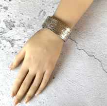 画像をギャラリービューアに読み込む, Antique Victorian Sterling Silver Engraved Ivy & Greek Key Bangle, Chester 1876. English Silver Aesthetic Engraved Love Token Cuff Bracelet