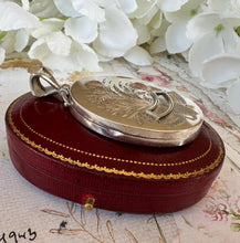 Lade das Bild in den Galerie-Viewer, Antique Victorian Silver & Gold Aesthetic Engraved Locket With Photographs