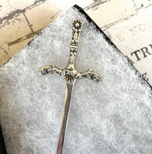 Carica l'immagine nel visualizzatore di Gallery, Vintage Scottish Silver 'Sword of State' Kilt Pin, Robert Allison Edinburgh 1968. Ornate Ceremonial Sterling Silver Sword Brooch/Lapel Pin