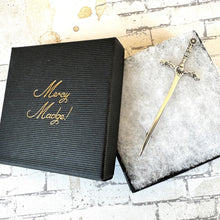 Carica l'immagine nel visualizzatore di Gallery, Vintage Scottish Silver 'Sword of State' Kilt Pin, Robert Allison Edinburgh 1968. Ornate Ceremonial Sterling Silver Sword Brooch/Lapel Pin